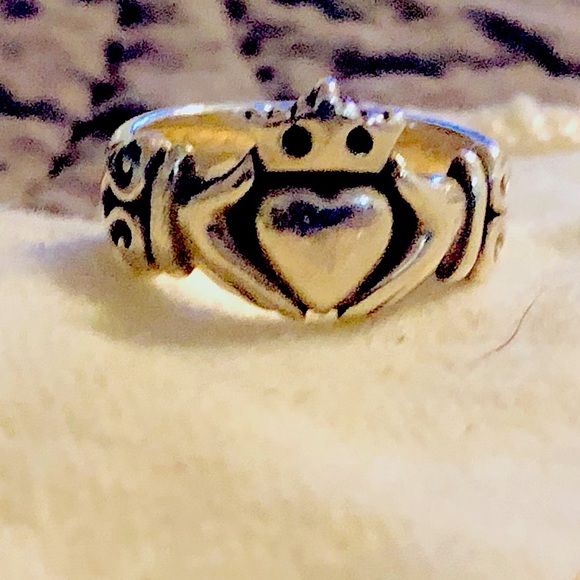 James Avery Adorned Claddagh Ring. Nwot too small for me. Excellent condition! - Picture 1 of 15